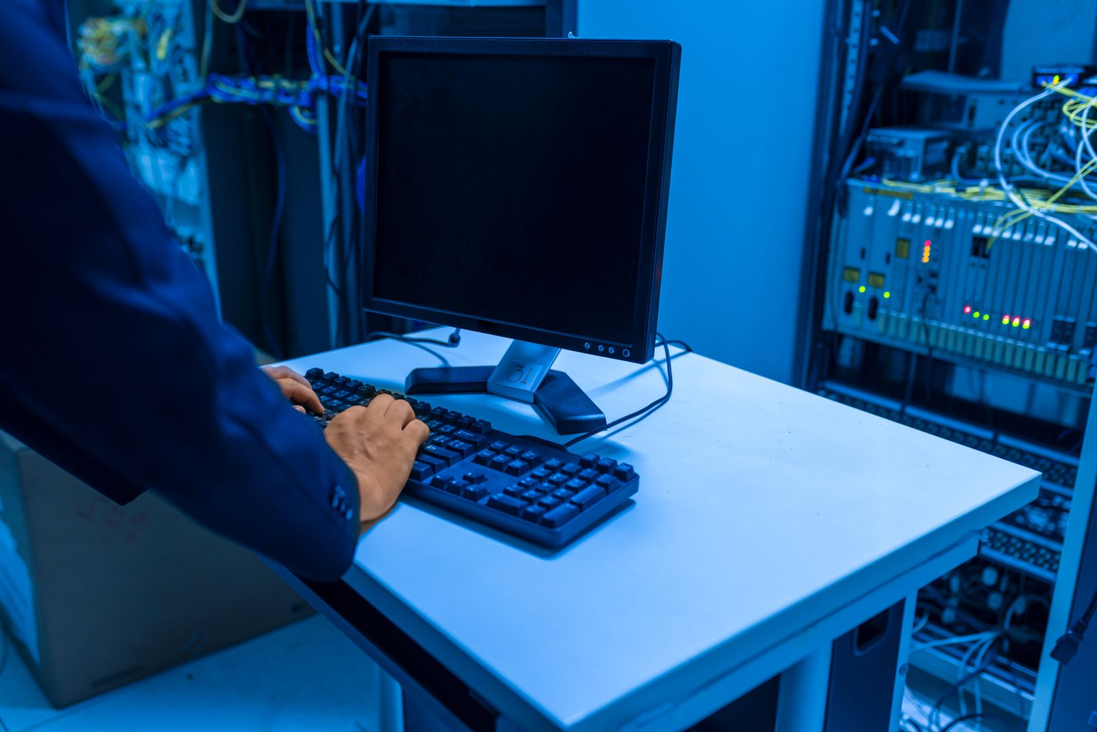Technicien IT en salle serveur, infogérance 24/7